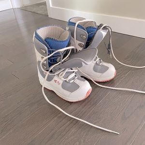 Snowboard boots